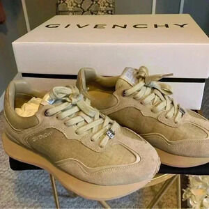 Givenchy runner active patent leather low trainers in light pink/beige color.